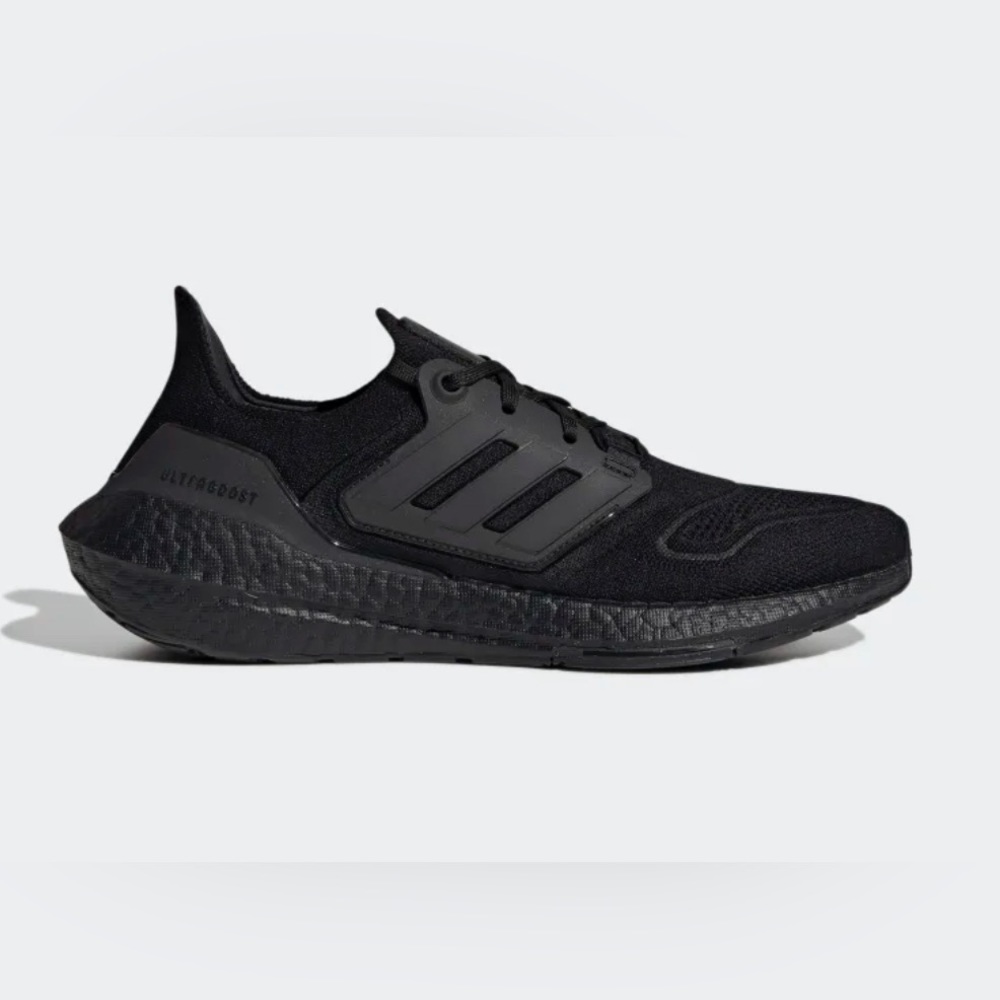 Black Adidas Ultraboosts size 8